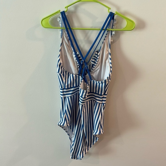 Cupshe Swimsuit - Picture 3 of 6